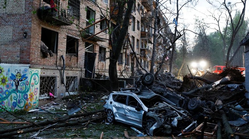 A ballistic missile explodes in the sky over the city during a Russian drone strike, amid Russia's attack on Ukraine, in Kyiv, Ukraine April 24, 2025. REUTERS/Gleb Garanich     TPX IMAGES OF THE DAY