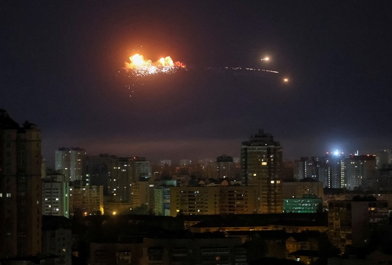 A ballistic missile explodes in the sky over the city during a Russian drone strike, amid Russia's attack on Ukraine, in Kyiv, Ukraine April 24, 2025. REUTERS/Gleb Garanich     TPX IMAGES OF THE DAY