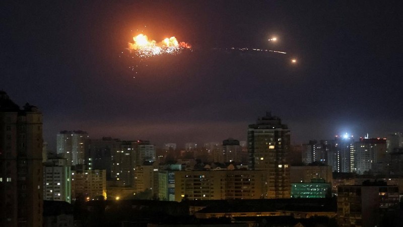 A ballistic missile explodes in the sky over the city during a Russian drone strike, amid Russia's attack on Ukraine, in Kyiv, Ukraine April 24, 2025. REUTERS/Gleb Garanich     TPX IMAGES OF THE DAY