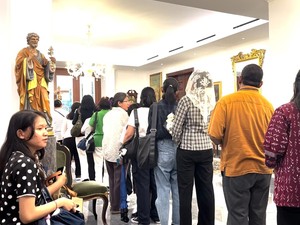 Video: Momen Khidmat saat Warga Doakan Paus Fransiskus di Kedubes Vatikan