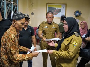Walkot Eva Dwiana Salurkan Bantuan untuk Korban Banjir Bandar Lampung