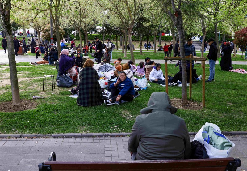 Turkey Earthquake Orang-orang berkumpul di luar ruangan setelah gempa bumi berkekuatan awal 6,2 skala Richter mengguncang Istanbul, Turki, Rabu, 23 April 2025. (Foto AP/Khalil Hamra)