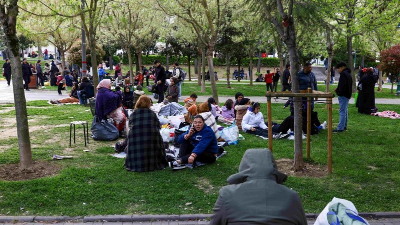 Orang-orang berkumpul di luar ruangan setelah gempa bumi berkekuatan awal 6,2 skala Richter mengguncang Istanbul, Turki, Rabu, 23 April 2025. (Foto AP/Khalil Hamra)