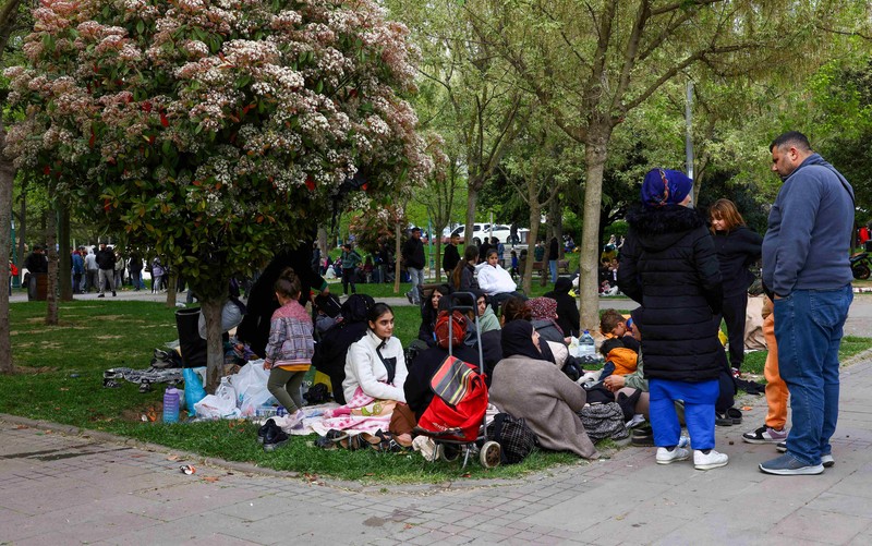 Turkey Earthquake Orang-orang berkumpul di luar ruangan setelah gempa bumi berkekuatan awal 6,2 skala Richter mengguncang Istanbul, Turki, Rabu, 23 April 2025. (Foto AP/Khalil Hamra)
