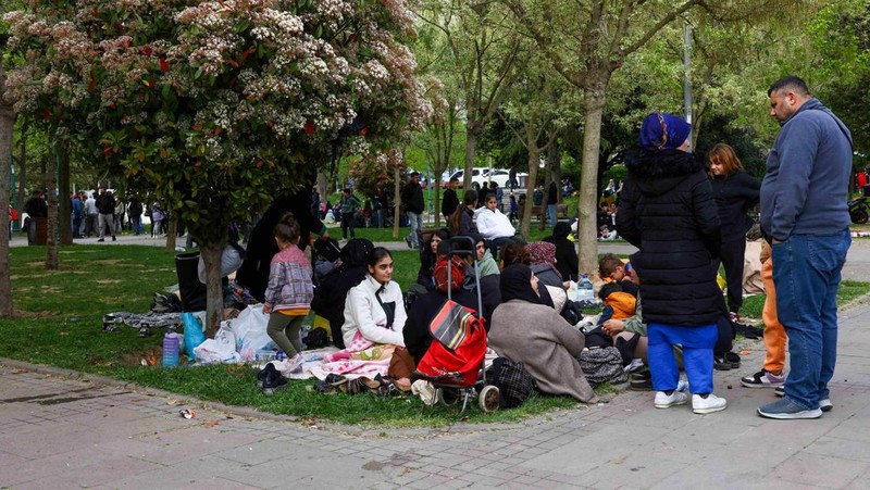 Orang-orang berkumpul di luar ruangan setelah gempa bumi berkekuatan awal 6,2 skala Richter mengguncang Istanbul, Turki, Rabu, 23 April 2025. (Foto AP/Khalil Hamra)