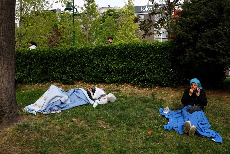 Turkey Earthquake Orang-orang berkumpul di luar ruangan setelah gempa bumi berkekuatan awal 6,2 skala Richter mengguncang Istanbul, Turki, Rabu, 23 April 2025. (Foto AP/Khalil Hamra)