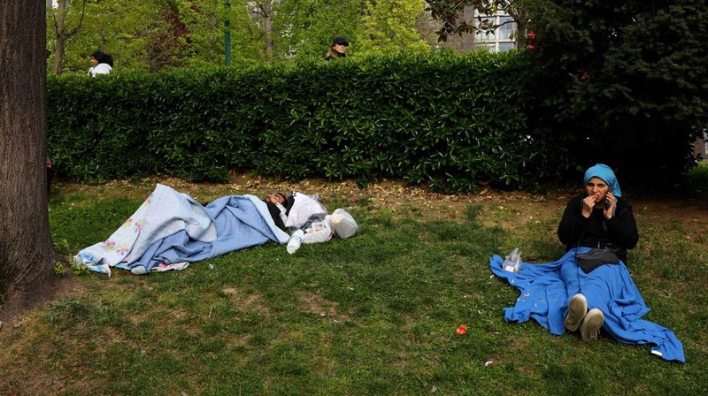 Orang-orang berkumpul di luar ruangan setelah gempa bumi berkekuatan awal 6,2 skala Richter mengguncang Istanbul, Turki, Rabu, 23 April 2025. (Foto AP/Khalil Hamra)