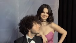Selena Gomez Unggah Foto Benny Blanco Ditengah Isu Selingkuhi dengan Sahabat