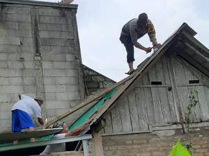 Pak Bhabin Wonosobo Bripka Rosyid Gerakkan Program Bedah Rumah