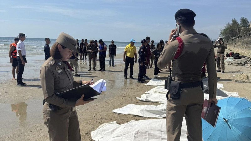 Sebuah pesawat kecil jatuh ke laut selama latihan terjun payung di dekat kota resor di Thailand, Jumat (25/4/2025). (Tangkapan Layar Video AP/ROYAL THAI POLICE HANDOUT, TPBS)