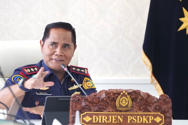 Kementerian Kelautan dan Perikanan (KKP) menyegel usaha jual beli ikan arwana super red (Scleropages Formosus) tanpa izin di Pontianak Kalimantan Barat. Humas Ditjen PSDKP KKP