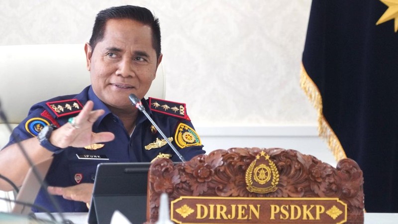 Kementerian Kelautan dan Perikanan (KKP) menyegel usaha jual beli ikan arwana super red (Scleropages Formosus) tanpa izin di Pontianak Kalimantan Barat. Humas Ditjen PSDKP KKP