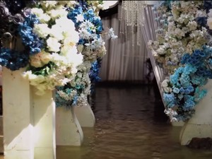 Pernikahan Viral Tempat Resepsi Kebanjiran, Pengantin Pingsan
