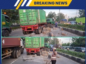 Truk Tabrak Separator Busway di Jl Daan Mogot Jakbar, Lalin Macet