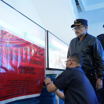 KKP Segel Usaha Jual-Beli 545 Ekor Ikan Arwana Super Red