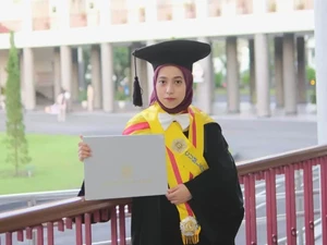 Dosen ITB Jadi Lulusan Tercepat dan Termuda S3 UGM, Ini Kisah Dewi Agustiningsih