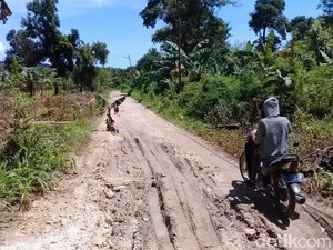 Warga Fatukoa Keluhkan Jalan Rusak di Tengah HUT ke-139 Kota Kupang
