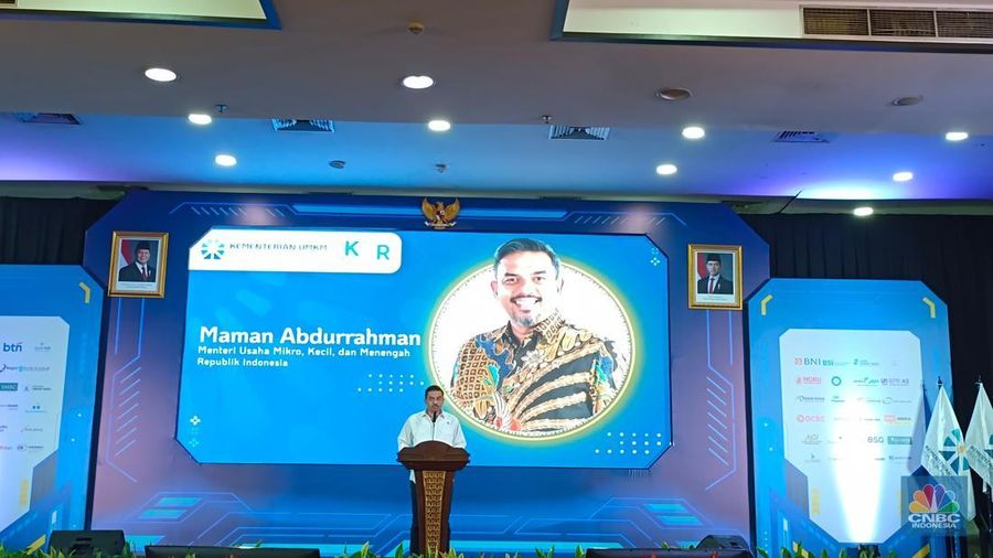 Menteri UMKM Maman Abdurrahman dalam acara Penandatanganan Perjanjian Kerjasama Pembiayaan Kredit Usaha Rakyat (KUR) 2025 di Jakarta, Jumat (25/4/2025). (CNBC Indonesia/Martyasari Rizky)