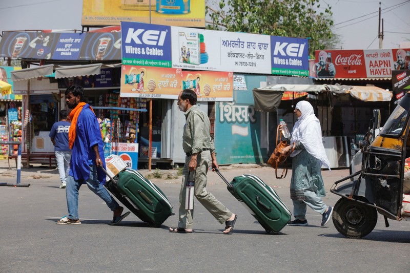 Personel keamanan Pasukan Keamanan Perbatasan (BSF) berjaga di perlintasan perbatasan Attari-Wagah di perbatasan India-Pakistan, dekat Amritsar, India, 25 April 2025. Personel keamanan Pasukan Keamanan Perbatasan (BSF) berjaga di perlintasan perbatasan Attari-Wagah di perbatasan India-Pakistan, dekat Amritsar, India, 25 April 2025. (REUTERS/Pawan Kumar)
