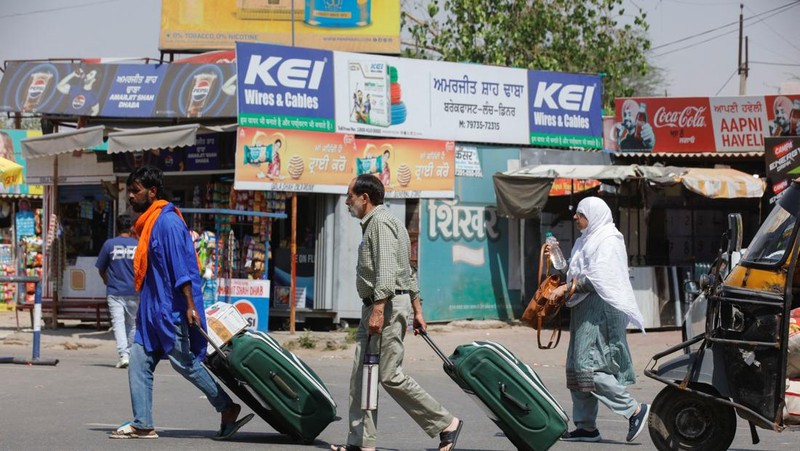 Personel keamanan Pasukan Keamanan Perbatasan (BSF) berjaga di perlintasan perbatasan Attari-Wagah di perbatasan India-Pakistan, dekat Amritsar, India, 25 April 2025. (REUTERS/Pawan Kumar)