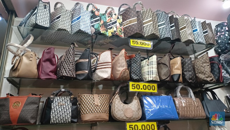 Pedagang di wilayah Mangga Dua baik Mangga Dua Square maupun WTC Mangga Dua mengeluhkan ekonomi yang semakin lesu belakangan. (CNBC Indonesia/Ferry Sandi)