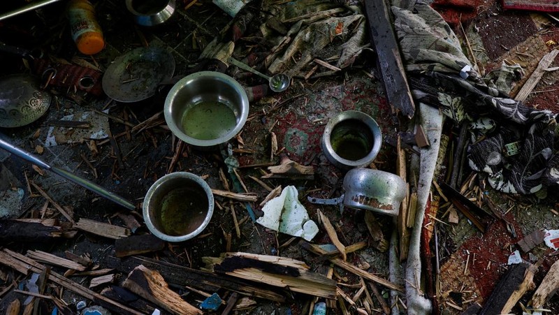 Seorang pria berdiri di depan rumah keluarga Adil Thoker yang dihancurkan oleh otoritas India di desa Guri di Anantnag, Kashmir selatan, 25 April 2025. (REUTERS/Adnan Abidi)