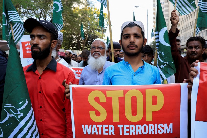 Pendukung Liga Muslim Markazi Pakistan (PMML), memprotes penangguhan Perjanjian Perairan Indus oleh India, di Karachi, Pakistan, 24 April 2025. (REUTERS/Akhtar Soomro)