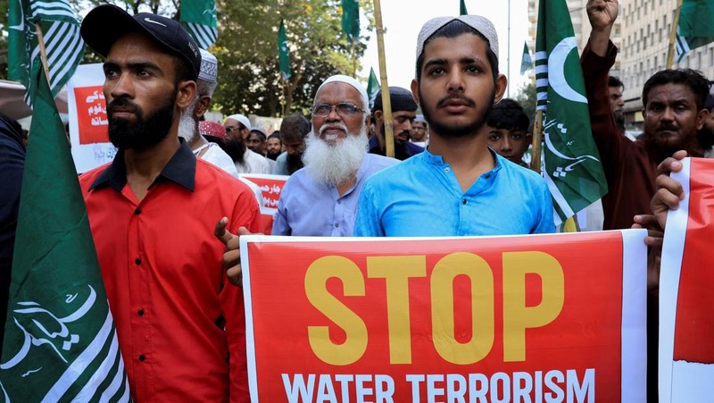 Pendukung Liga Muslim Markazi Pakistan (PMML), memprotes penangguhan Perjanjian Perairan Indus oleh India, di Karachi, Pakistan, 24 April 2025. (REUTERS/Akhtar Soomro)