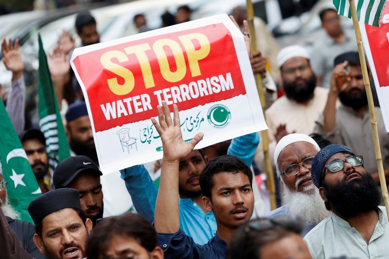 Pendukung Liga Muslim Markazi Pakistan (PMML), memprotes penangguhan Perjanjian Perairan Indus oleh India, di Karachi, Pakistan, 24 April 2025. (REUTERS/Akhtar Soomro)