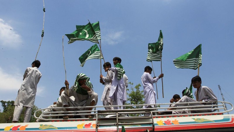 Pendukung Liga Muslim Markazi Pakistan (PMML), memprotes penangguhan Perjanjian Perairan Indus oleh India, di Karachi, Pakistan, 24 April 2025. (REUTERS/Akhtar Soomro)