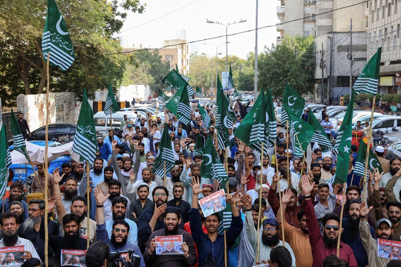 Pendukung Liga Muslim Markazi Pakistan (PMML), memprotes penangguhan Perjanjian Perairan Indus oleh India, di Karachi, Pakistan, 24 April 2025. Pendukung Liga Muslim Markazi Pakistan (PMML), memprotes penangguhan Perjanjian Perairan Indus oleh India, di Karachi, Pakistan, 24 April 2025. (REUTERS/Akhtar Soomro)