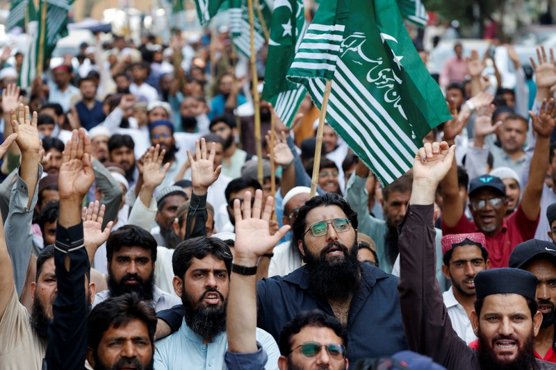 Pendukung Liga Muslim Markazi Pakistan (PMML), memprotes penangguhan Perjanjian Perairan Indus oleh India, di Karachi, Pakistan, 24 April 2025. (REUTERS/Akhtar Soomro)