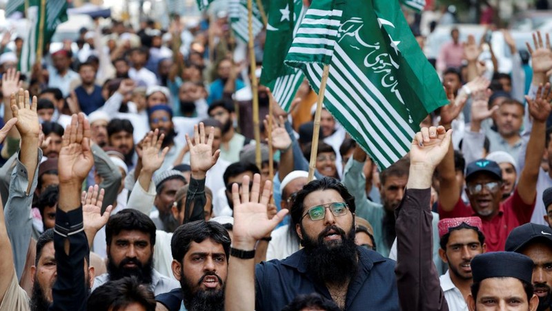 Pendukung Liga Muslim Markazi Pakistan (PMML), memprotes penangguhan Perjanjian Perairan Indus oleh India, di Karachi, Pakistan, 24 April 2025. (REUTERS/Akhtar Soomro)
