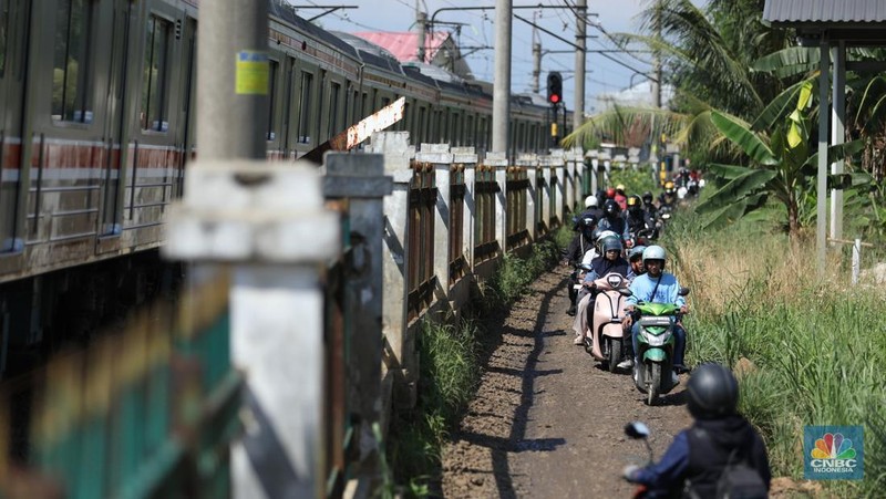 Pengendara melewati jalan Bojonggede-Kemang (Bomang) yang belum selesai pengerjaannya di kawasan Tajur Halang, Kabupaten Bogor, Jawa Barat, Jumat (25/4/2025). (CNBC Indonesia/Tri Susilo)