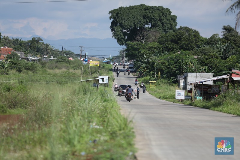 Pengendara melewati jalan Bojonggede-Kemang (Bomang) yang belum selesai pengerjaannya di kawasan Tajur Halang, Kabupaten Bogor, Jawa Barat, Jumat (25/4/2025). (CNBC Indonesia/Tri Susilo)