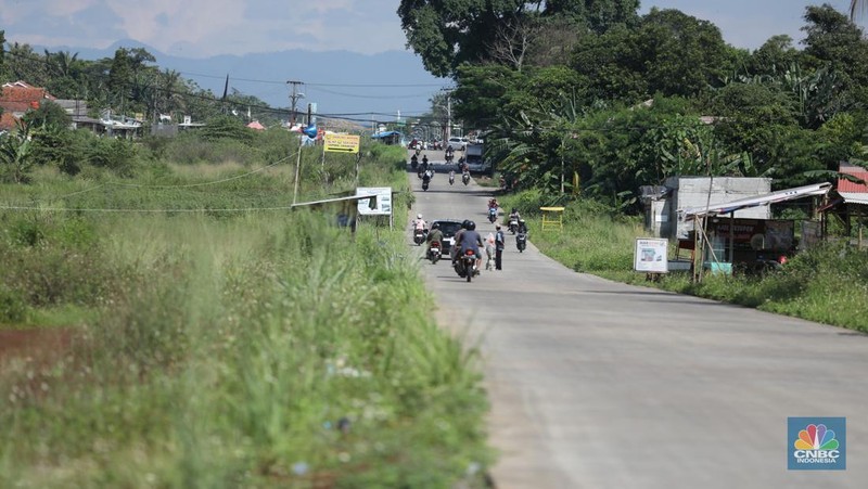 Pengendara melewati jalan Bojonggede-Kemang (Bomang) yang belum selesai pengerjaannya di kawasan Tajur Halang, Kabupaten Bogor, Jawa Barat, Jumat (25/4/2025). (CNBC Indonesia/Tri Susilo)