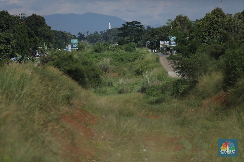 Pengendara melewati jalan Bojonggede-Kemang (Bomang) yang belum selesai pengerjaannya di kawasan Tajur Halang, Kabupaten Bogor, Jawa Barat, Jumat (25/4/2025). (CNBC Indonesia/Tri Susilo)