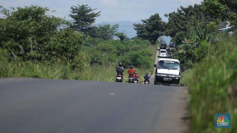 Pengendara melewati jalan Bojonggede-Kemang (Bomang) yang belum selesai pengerjaannya di kawasan Tajur Halang, Kabupaten Bogor, Jawa Barat, Jumat (25/4/2025). (CNBC Indonesia/Tri Susilo)
