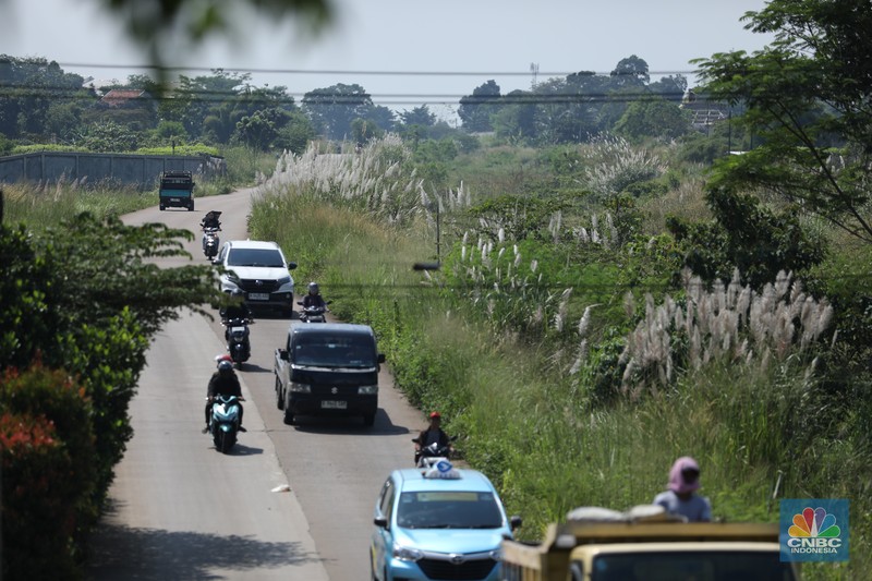 Pengendara melewati jalan Bojonggede-Kemang (Bomang) yang belum selesai pengerjaannya di kawasan Tajur Halang, Kabupaten Bogor, Jawa Barat, Jumat (25/4/2025). (CNBC Indonesia/Tri Susilo)