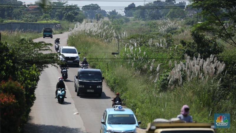 Pengendara melewati jalan Bojonggede-Kemang (Bomang) yang belum selesai pengerjaannya di kawasan Tajur Halang, Kabupaten Bogor, Jawa Barat, Jumat (25/4/2025). (CNBC Indonesia/Tri Susilo)