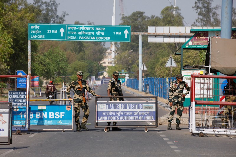 Personel keamanan Pasukan Keamanan Perbatasan (BSF) berjaga di perlintasan perbatasan Attari-Wagah di perbatasan India-Pakistan, dekat Amritsar, India, 25 April 2025. (REUTERS/Pawan Kumar)