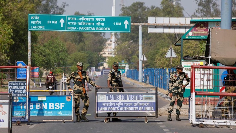 Personel keamanan Pasukan Keamanan Perbatasan (BSF) berjaga di perlintasan perbatasan Attari-Wagah di perbatasan India-Pakistan, dekat Amritsar, India, 25 April 2025. (REUTERS/Pawan Kumar)