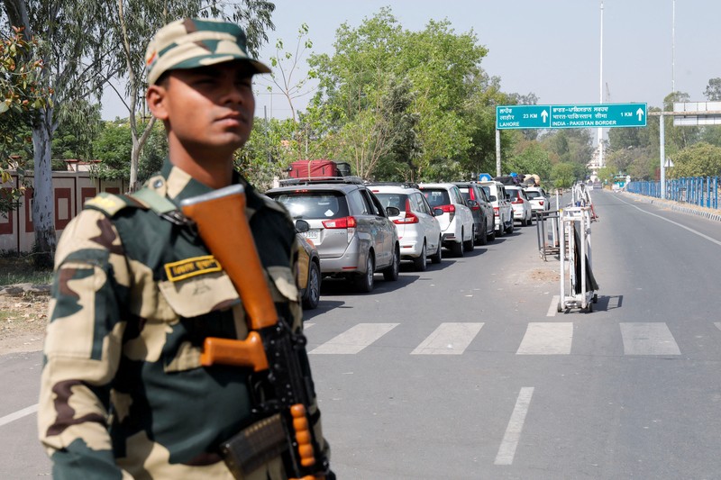 Personel keamanan Pasukan Keamanan Perbatasan (BSF) berjaga di perlintasan perbatasan Attari-Wagah di perbatasan India-Pakistan, dekat Amritsar, India, 25 April 2025. (REUTERS/Pawan Kumar)