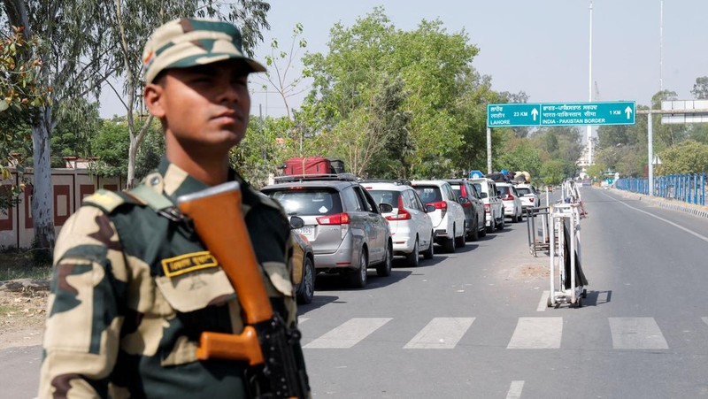 Personel keamanan Pasukan Keamanan Perbatasan (BSF) berjaga di perlintasan perbatasan Attari-Wagah di perbatasan India-Pakistan, dekat Amritsar, India, 25 April 2025. (REUTERS/Pawan Kumar)