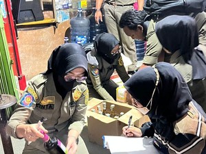 Satpol PP Razia Warung Miras Berkedok Bengkel di Bogor, Ratusan Botol Disita