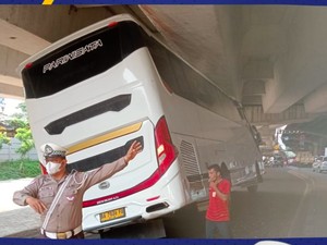 Bus Nyangkut di Kolong Flyover Cempaka Putih Jakpus, Lalin Macet