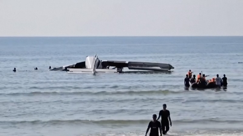 Sebuah pesawat kecil jatuh ke laut selama latihan terjun payung di dekat kota resor di Thailand, Jumat (25/4/2025). Sebuah pesawat kecil jatuh ke laut selama latihan terjun payung di dekat kota resor di Thailand, Jumat (25/4/2025). (Tangkapan Layar Video AP/ROYAL THAI POLICE HANDOUT, TPBS)