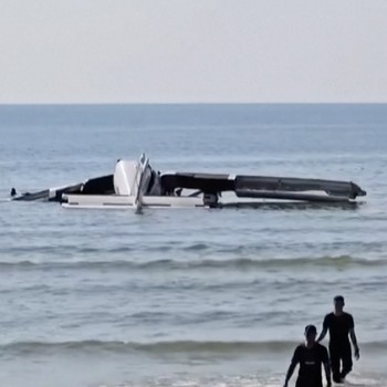 Potret Pesawat Terjun Payung Jatuh di Laut, 6 Polisi Tewas