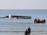 Potret Pesawat Terjun Payung Jatuh di Laut, 6 Polisi Tewas
