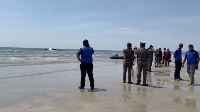 Sebuah pesawat kecil jatuh ke laut selama latihan terjun payung di dekat kota resor di Thailand, Jumat (25/4/2025). Sebuah pesawat kecil jatuh ke laut selama latihan terjun payung di dekat kota resor di Thailand, Jumat (25/4/2025). (Tangkapan Layar Video AP/ROYAL THAI POLICE HANDOUT, TPBS)